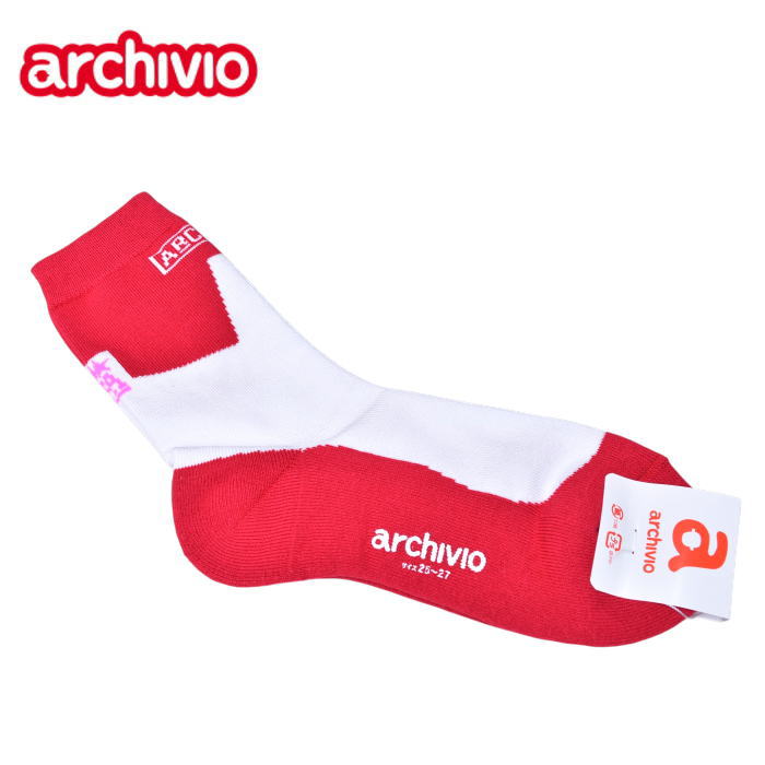 商品詳細 ブランド アルチビオ archivio カラー レッド 素材 綿アクリル ポリエステルポリウレタン 商品紹介 ・定番で使いやすいバイカラーデザインのショートソックス。・ボックスロゴやAロゴがさりげないアクセント。・ゴルフシーンを彩る明るいカラーバリエーションで、ゴルフシューズやスニーカーに合わせやすく日常使いにもおすすめです。・20代～40代の男性に。機能性とデザイン性を両立させたハイセンスなスタイルを演出します。 ●メーカー希望小売価格はメーカー商品タグに基づいて掲載しています アルチビオ 【archivio】 ゴルフシーンをイメージしたアクティブウェアのアルチビオ。ファッションとスポーツの融合をテーマに掲げ futuristic・freedom・luxury を キーワードに構成するコレクション。当店でのお買い物は“3つの安心”が揃っています！ 【一つ目の安心】全商品 正規品保証！安心・信頼の品揃え当店が取り扱う商品はすべて【正規品】です。 ライセンスブランドは正規取扱メーカーの承認済商品、輸入ブランドは正規輸入代理店から直接仕入れた公式品のみを取り揃えています。偽物や並行輸入品は一切なし。信頼のブランドギフト・プレゼントにも最適です。【二つ目の安心】15時までのご注文で即日発送！最短翌日お届け対応平日・土日祝日も毎日出荷対応！（※1月1日・2日を除く） 15時までのご注文は当日発送いたします。関東・関西・中部など多くの地域で【最短翌日配送】が可能。「急ぎのプレゼント」「週末のイベント」「出張前のご準備」にも安心です。 【三つ目の安心】ギフト包装・ 全品無料対応！大切な贈り物に“無料ラッピング”で気持ちを添えて。 誕生日 クリスマス 父の日 母の日 バレンタイン ホワイトデー 敬老の日 結婚祝い 出産祝い卒業祝い 就職祝い 還暦祝い 米寿祝い お中元 お歳暮 記念品 退職祝い ゴルフコンペ景品 など 男性・女性・ユニセックス問わず、あらゆるイベントに対応しています。・定番で使いやすいバイカラーデザインのショートソックス。 ・ボックスロゴやAロゴがさりげないアクセント。 ・ゴルフシーンを彩る明るいカラーバリエーションで、ゴルフシューズやスニーカーに合わせやすく日常使いにもおすすめです。 ・20代～40代の男性に。機能性とデザイン性を両立させたハイセンスなスタイルを演出します。 ● Detail ・実物の色と若干異なって見える場合があります。予めご了承ください。 ・店頭でも販売させていただいております。売り違いの際はご容赦願います。