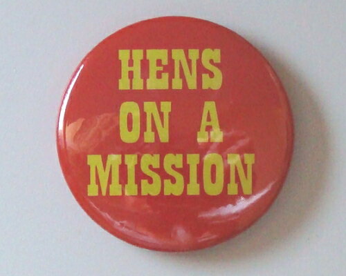 ◆Hens◆On a Mission☆ロゴ 缶バッジ◆London Stマーケットから直輸入♪