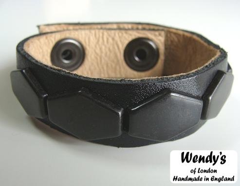 【難あり】【アウトレット品】★WENDY'S★ウェンディーズ★正規 イギリス製1-Row Hexagon Stud Wrist Band1連 ヘキサゴン スタッズ リストバンド (BK/BK)【YDKG-k】【W3】