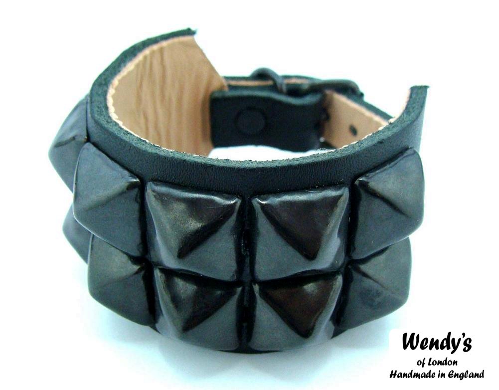 楽天プラッツティーズ楽天市場店★WENDY'S★ウェンディーズ★正規 イギリス製2-Row Large Pyramid Buckled Wrist Band2連ラージ ピラミッド バックル リストバンド（BK/BK）【YDKG-k】【W3】