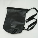 【商品説明】 防水性、耐久性に優れたスタッフバッグ。 手持ち、バックパック、肩掛けとマルチに活用が可能。 [素材]ターポリン [カラー]ブラック [サイズ]H32cm×直径17cm(容量約5L)