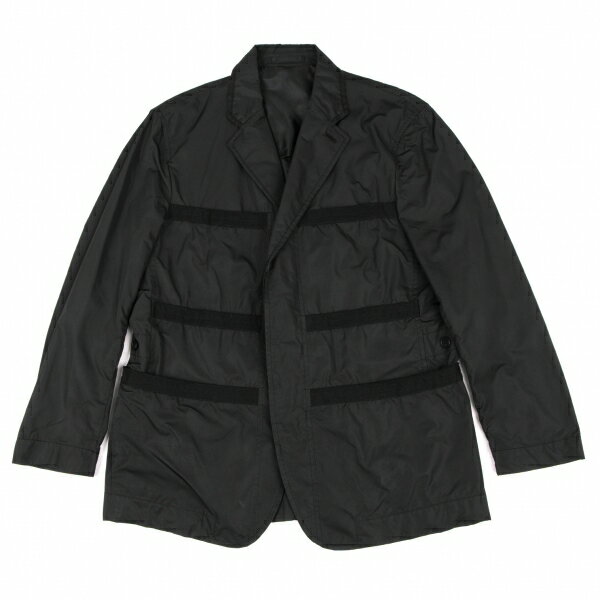 イッセイミヤケ メンISSEY MIYAKE MEN ポリテーピングジャケット 黒3商品コード：K-134067コンディションランクコンディション詳細襟裏・袖裏・後ろ裾に薄汚れ、左袖・前裾にスレ、袖裏にお直し跡があります（写真参照）。その他目立ったシミ、汚れ、ほつれ等なくいい状態です。クリーニング済みサイズ3色黒重量340g素材ポリエステル100%参考価格サイズ詳細肩幅47 cm袖丈61 cm身幅54 cm着丈77 cm詳細画像