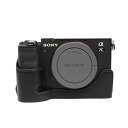 商品情報商品の説明【対応機種】SONY A7C 【素材】レザー【カラー】：コーヒー/ブラックこのハーフカメラケースはSONY A7C に向けた設計、本体としっかり密着し、ケースを取り外せずに、バッテリーへのアクセスが可能、すべての周辺機器ポート、カードスロット、ボタン操作が実現できます。軽量で、携帯に便利です。プレミアム品質レザーに柔らかく傷がつかないマイクロファイバーの裏地がついており、ご愛用のカメラを傷やへこみ、その他、日常の破損からしっかり守ります。主な仕様 対応機種：SONY A7C 素材：レザー [簡単便利] SONY A7C に向けた設計、本体としっかり密着し、操作性も良くデザインを損なわずご利用いただけます。ケースを取り外せずに、バッテリーへのアクセスが可能、すべての周辺機器ポート、カードスロット、ボタン操作が実現できます。軽量で、携帯に便利です。 [良い保護] プレミアム品質レザーに柔らかく傷がつかないマイクロファイバーの裏地がついており、ご愛用のカメラを傷やへこみ、その他、日常の破損からしっかり守ります。 [スタイリッシュな外観] シンプルで飽きこないデザインも魅力的で、アウトドアから普段使いまで違和感なく、贈り物にしてもいいです。