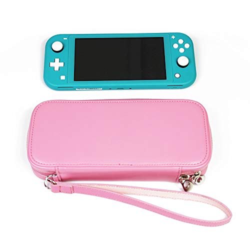 商品情報商品の説明メーカー：KOOWL ●対応モデル：Nintendo Switch lite 専用デザイン ●材質：高級PUレザー ●カラー：ブラック/ブラウン/ピンク/ブルー Nintendo Switch Lite 保護カバーの特徴： 1 .スタイリッシュでレトロなデザイン。持ち歩けば、はもっとおしゃれに見えます。 2.高品質で、耐久性があり、収納が簡単。上質な材料を採用しており、Nintendo Switch Liteを引き傷から保護し、防塵、防汚、耐衝撃効果が強いです。 3.特別なカードスロットデザイン、8枚のゲームカードを収納できます。ンテンドースイッチ本体、Joy-Con、USBケーブル、イヤホン、その他の小型アクセサリを一括して収納できるバッグです。 パッキングリスト 1.PU保護カバー 2.PUハンドストラップ ※注意事項： 【カラーの違い】スクリーンに表示されている製品は、PCと室内照明環境などによって、実際の色とは若干異なる場合があります。予め確認してください。主な仕様 【厳選された材質・美しい外観】専門チームより開発したもので、デザインがクラシックで、濃厚なレトロ雰囲気を漂わしており、高級PUレザーを使って手作りしたもので、出来栄えが精巧で、きめが繊細で自然で、質感が柔らかく快適で、優れた靭性を兼ね備え、外観がスタイリッシュで精緻で、ランクが高いです。 【高級な用料・保護機能】インナーライナーは高級防振綿毛を採用して、様々なショックを効果的に緩衝でき、よりよくのスクリーンを保護します、擦り傷やスクラッチなどの心配がありません。 【超軽量化設計】超軽量化設計、持ち運び便利、軽量。Nintendo Switch Lite ンテンドースイッチ本体、Joy-Con、USBケーブル、イヤホン、その他の小型アクセサリを一括して収納できるバッグです。 【多用途可能】このスイッチケースはNintendo Switch Liteに適応だけではなく、其他のデジタル製品（モバイルバッテリー、スマホ等）にも適応です。 使用中に商品に欠陥がある場合はぜひご安心してショッピングしてください！