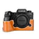 商品情報商品の説明【対応機種】FUJIFILM X-H2S/XH2S /FUJIFILM X-H2/XH2専用ケース 【素材】：PUレザー 【簡単便利】 XH2S/XH2に向けた設計、機種専用ぴったりサイズ。ケースを取り外せずに、バッテリーへのアクセスが可能、すべてのボタン操作が実現できます。軽量で、携帯に便利です。 【良い保護】柔らかく傷がつかないマイクロファイバーの裏地がついており、ご愛用のカメラを傷やへこみ、その他、日常の破損からしっかり守ります。 【省力化レジ】通常の場合は他の工具を使用してレジを締めます。 弊社のアップグレードされたネジにはD型環状の金具を付き、使用時にこの金具を使用して手でネジを締めたり外したりすることができ、非常に手間が省けます。 【三脚と繋がるでき】ケース底面に三脚ねじ穴が付いた金具が付いているので、ケースを装着したまま三脚などに取付けが可能です。 【スタイリッシュな外観】 シンプルで飽きこないデザインも魅力的で、アウトドアから普段使いまで違和感なく、贈り物にしてもいいです。 製品について、何か問題がございましたら、どうぞお気軽にお問い合わせください。主な仕様 【対応機種】：FUJIFILM X-H2S/FUJIFILM X-H2 (その以外の機種に対応できません)br【機種専用ぴったりサイズ】FUJIFILM X-H2S/FUJIFILM X-H2に向けた設計、本体としっかり密着し、内側は高級なビロードを採用し、カメラボディをしっかり汚れや衝撃から保護できます。br【操作便利】：ケースを取り外せずに、バッテリーへのアクセスが可能、すべての周辺機器ポート、カードスロット、ボタン操作が実現できます。軽量で、携帯に便利です。br【省力化レジ】通常の場合は他の工具を使用してレジを締めます。 弊社のアップグレードされたネジにはD型環状の金具を付き、使用時にこの金具を使用して手でネジを締めたり外したりすることができ、非常に手間が省けます。br【三脚と繋がるでき】ケース底面に三脚ねじ穴が付いた金具が付いているので、ケースを装着したまま三脚などに取付けが可能です。