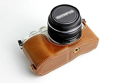 商品情報商品の説明説明 メーカー：KOOWL 適用カメラモデル：Olympus E-PL7 E-PL8 E-PL9 E-PL10兼用 【素材】：高級PUレザー カラー：コーヒー色/ブラック 特徴：1.ファッション、耐久性良く。このカメラケースで持ち歩けば、あなたのカメラもファッションアイテムの一つに大変身!このカメラを、さらにおしゃれにみせてくれるのが、このKOOWLカメラケース。 2.完璧に本体に密着し、密着度が95％にも達しており。 3.Olympus E-PL7 E-PL8 E-PL9 E-PL10専用設計のため、バッテリーの着脱、LCDの開閉、各種ボタンの操作や端子へのアクセスに支障はありません。 【アフターサービス保証】製品に何か質量的な問題が出たら、いつでも本店にご連絡ください。製品を交換するあるいは直接返金することもできますので、どうぞご安心に購入してください 【色の違い】 画面上でご覧の商品は、お使いのPCの機器　照明等の環境、また室内での撮影により実際の色と若干異なる場合がございます。予めご了承くださいませ。 出荷リスト 1.PUレザーカメラハーフケース 2.PUレザーハンドストラップ 注：カメラを含まない。主な仕様 同半カメラケースは、台座、専門チームより開発されました。懐古風設計で、材質を厳密的に選択しました。トップクラスのPUレザー手作りで、加工に拘り、模様が繊細で、質感が柔らかくて快適です。優れた靭性、ファッション、丈夫、上品br金属貼り付け技術を採用し、精度が95％にも達成します。内部は高級な防振別珍を採用し、有效に衝突防止し、カメラとディスプレイをもっと上手く保護できます。ベースにはアルミ材質を採用し、構造がもっと丈夫で、変形はしませんbr人間化の設計であり、ボトムは透かし彫りで、バッテリーとメモリーカードを交換する時、ベースを外す必要はない。Olympus PEN E-PL7 E-PL8 E-PL9 E-PL10 レンズ向けの特殊なデザインがあり、ユニークなスロットを設置しており、画面をチェックする時により便利である（ベースを外す必要はない）。br台座を取り外さないままで、直接にUSB ケーブルが繋がられるので、デ—タエントリ—がより便利です。底に三脚を取り付けるねじが付いて、直接にコインでロックでき、直接に三脚にロックでき、各種の撮影環境の要求を満たせますbr同カメラケースに、PUレザー良質ハンドストラップを無償で提供します。お出掛けに便利を提供するのは、こちらの最終目的です。