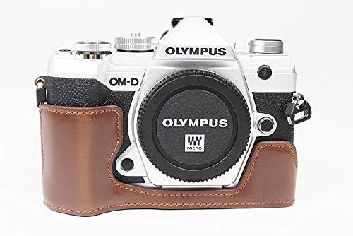 対応 Olympus オリンパス PEN OM-D E-M5 Mark III カメラ バッグ カメラ ケース 、Koowl手作りトップクラスのPUレザーカメラハーフケース、Olympus オリンパス PEN OM-D E-M5 Mark III 一眼カメラケース、防水、防振、携帯型、透かし彫りベース＋ハンドストラップ（カメ