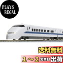 商品情報商品の説明説明 プロトタイプは2010年頃の東京第二車両所所属の3次車。側面ドアが引戸式で、パンタグラフ1基削減、シングルアームパンタグラフへの換装後の姿を再現。 シンプルながら印象的な前頭部形状、空力を意識した低い車高のフォルムを的確に再現。 前面ガラスはスモークのかかった外観を再現、編成番号印刷済。 新開発のスロットレスモーター採用で、さらにスムースかつ静粛な走行性を実現。 ヘッドライト/テールライト点灯、電球色LED採用。 中間連結部はダイヤフラムカプラー採用。 行先表示シール付属。 「AMBITIOUS JAPAN!」ロゴを付属シールに収録、お好みで貼付可能。 屋根上の号車番号を付属のインレタで再現可能。 DCCフレンドリー。 ※鉄道模型はレールより給電するシステムです。走行、発光、点灯する場合でも電池は使用しません。 ※本製品に電池は含まれません。 ※本製品に燃料は使用しません。 ※本製品に燃料は含まれません。 ※本製品に塗料は含まれません。主な仕様 元祖「のぞみ」として名高い300系がKATO初の製品化です。brパンタグラフを3基から2基へ削減、シングルアームパンタグラフへの換装が行われた形態を製品化いたします。br同時期に活躍した500系・700系・N700などと共に往年の東海道・山陽新幹線の様子を再現可能です。br素材: プラスチック