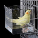 商品情報商品の説明説明 サイズ：S：13 * 11 * 13 L：16 * 16 * 16 フックは浴槽をケージの外に吊るします。 鳥を清潔に保つために、鳥用の風呂を用意します。 入浴鳥は効果的に害虫を取り除き、羽を保護し、鳥を健康に保つことができます。 【塩ビ素材】健康で安全な塩ビ素材で、お椀などにもご使用いただけます。 【カバーデザイン】カバー付きの浴槽は水しぶきによる汚れを防ぎます。 【半透明カバー】鳥の形をしたバスタブは、小さなお風呂に半透明のカバーが付いているので、鳥をきれいに保つことができます。 【兼用】浴槽は丈夫で健康的で清潔、給餌ボウルとしても使えます。 【自立式】上半分からお風呂の底を簡単に外せるので、お風呂掃除がとても簡単。主な仕様 【アクリル素材】高品質なアクリル製で、軽量でありながら耐久性に優れております。容器が丈夫で水漏れてしない事です。洗浄は簡単で、容器の上下を取り出さずに直接すすぐことができます。br【鳥用水浴び・砂浴び用品】水浴び用容器は、ケージに簡単に設置することが可能です。うちはゲージの中に置いてオカメインコが水浴び出来る大きさを探してこのタイプ。デザインはかわいいのですが、間口も大きく慎重派の文鳥さん達にもすんなり受け入れてもらえました。お風呂への出入りに便利なように取り付けました、鳥には自然に入浴したいという欲求があるため、これを満たすために鳥に入浴することが非常に重要です。鳥を清潔に保つことができます。br【バードバス ケージ外付け】本製品の水浴び用容器は、ケージにフックで引っ掛けるタイプとなっているため、ほとんどのケージに取り付け可能です。バスの取付け位置は出入り口を使ってますが、上蓋の爪をケージにひっかけるだけでなので取り外しがとても簡単で楽チンで、自分にアッパレ！br【多機能インコ おもちゃ】お風呂として使用することができ、また給餌器とみなすことができます。ペットハウス、トイレ、巣箱、小動物シャワー用品。オウム、セキセイインコ、チンチラ、ハムスター、ウサギ、フェレット、モルモット、子猫、小型犬、その他の小動物に適しています。シンプルだが実用的なデザインで、鳥がシャワーを楽しむことができます。br【 ストレス解消】水浴びをすることが遊びの一環となり、ストレス発散に役立っているケースもあります。鳥の形をしたバスタブは、小さなお風呂に半透明のカバーが付いているので、鳥をきれいに保つことができます。