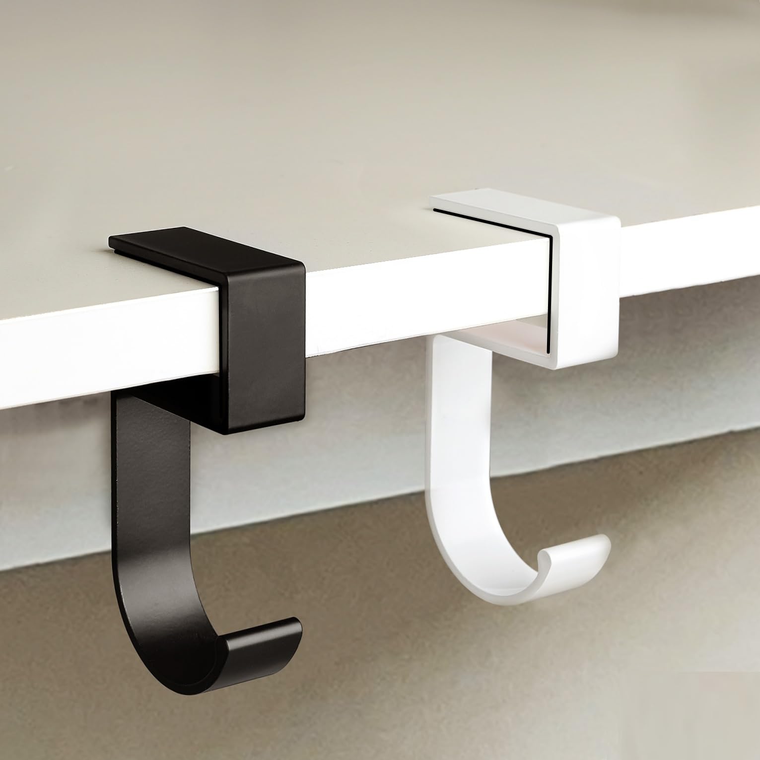 【送料無料】Labato バッグハンガー 改良型 カバン フック テーブルフック 5型 耐荷重20kg フック 滑り止め加工 バッグフック 高強度タイプ オフィス キッチン 洗面所 旅行 外出用 携帯便利 (2, ブラック+ホワイト)