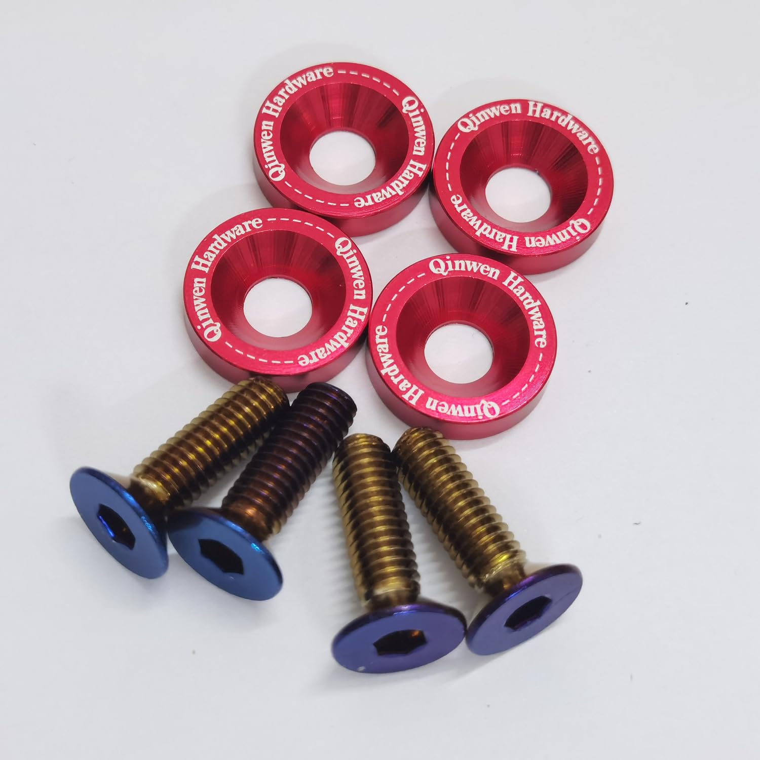 【送料無料】4個入り ナンバープレートボルト 車用 ナンバーボルト 外装パーツ用ボルト チタンの焼き色ボルト アルミボルトワッシャー付き 色:レッド