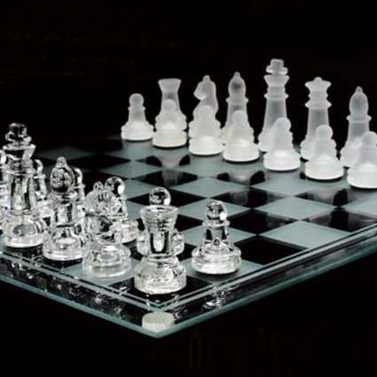 【送料無料】【ノーブランド品】クリア＆フロスト(透明＆薄白色) オールガラス製 チェスセット ドラマ『相棒』の劇場版の中で小道具として使用!! 色：ホワイト