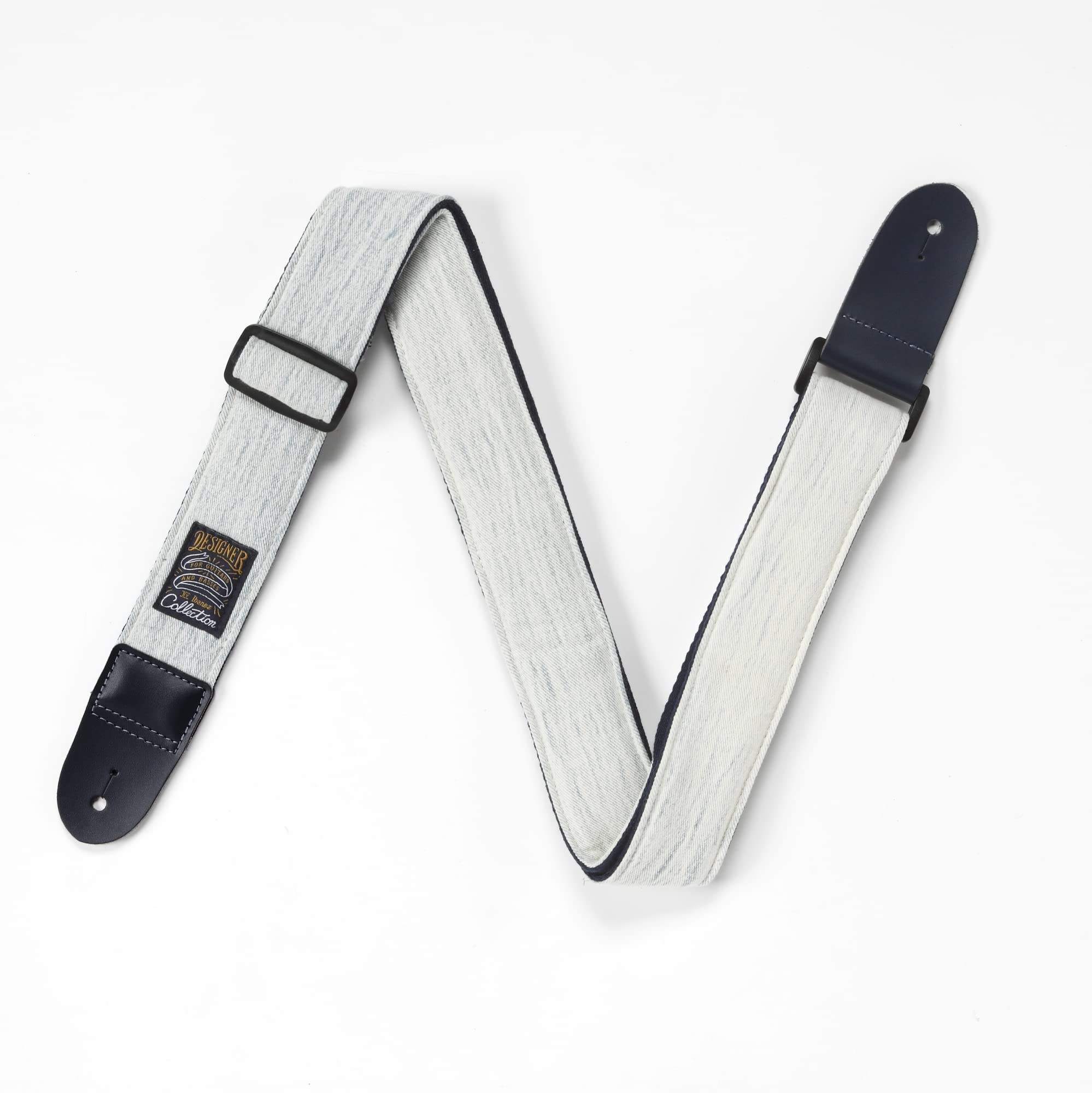 商品情報商品の説明ユニセックスでどんなファッションにも馴染むシンプルさに、こだわりのデザインを添えたギター/ ベース用ストラップ。 デニム調のDCS50Dに、カジュアルかつシックな質感のブラック・デニム・カラーと、白地に淡いブルーを組み合わ せて軽やかさを演出したペイル・ブルー・デニム・カラーが新たに仲間に加わります。 ともに、裏面にはコットンとポリエステルの混紡生地を採用し肌触りが良くやわらかな触り心地を実現、ストラップ ・エンドはブラックでコーディネートしています。クラシカルな手描きフォントと温かみのあるイラストを織り込んだ特 製ラベルがアクセントです。主な仕様 素材:ストラップバンド部:コットン(表) コットン65%/ポリエステル 35%(裏)ストラップエンド部:本革長さ:950mm - 1,700mmbr幅:50mm