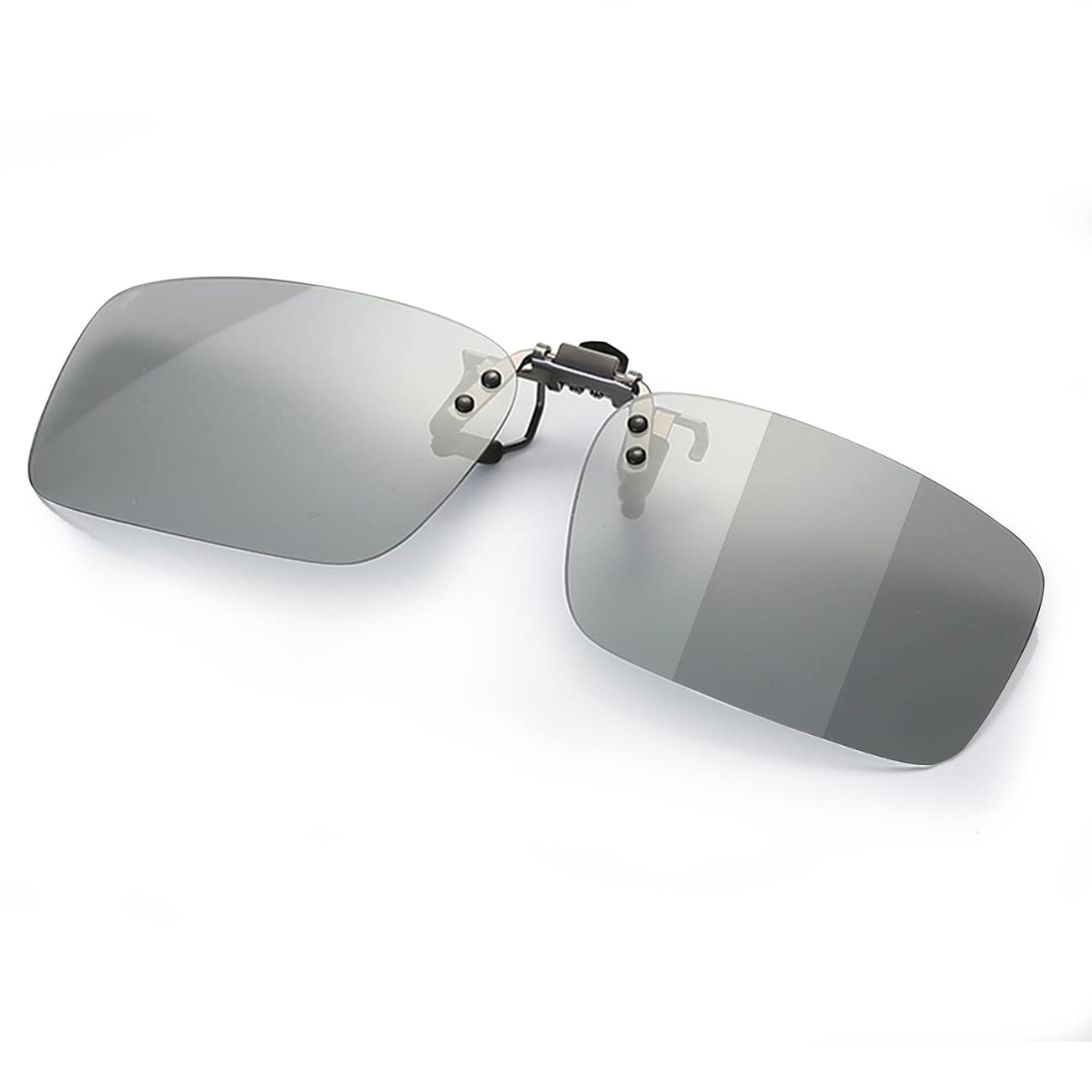 商品情報商品の説明主な仕様 1.【調光サングラス＆自動変色】太陽光(紫外線)の強さでレンズの色が自動で変わる! 跳ね上げ式調光偏光クリップサングラス。屋外では『薄いレンズから濃いレンズに』、室内に入れば『濃いレンズから薄いレンズに』と、色が変化するレンズのことです。2.【偏光レンズ＆よりクリアな視界】クリップオンサングラス の偏光レンズをかけることにより乱反射光を抑え芝目が読みやすくなります。有害な紫外線をカットし、乱反射光をカットして目に優しい光を届きます。目をしっかり守れます。車の運転であれば、路面やフロントガラスの反射が消えクリアな視界がキープできます。3.【近眼への朗報】跳ね上げ式で簡単に調光偏光サングラスになります！クリップをメガネに挟んで、お手持ちの近視眼鏡にワンタッチで取り付けられ、跳ね上げもできるクリップオンタイプの偏光サングラス。4.【超軽量】わずか6.9gの超軽量、耐久性に優れたTACレンズ材料を採用して、日本人の顔にフィットする設計。ご注意：ご購入の際はご自身の適正サイズを測ってからご購入することをおすすめします。【様々なシーン】メガネの上からサングラスは超軽量デザインなのでドライブ、サイクリング、ランニング、釣り、スキー、登山、トレッキングなど屋外の活動にピッタリです。5.【ご注意】お届けした商品は、レンズの前後に2層のフィルムがあり、フィルムを引き裂いて、レンズの機能をテストしてください。 【変色効果テスト】クリップオンサングラスを太陽の紫外線の下に置きます。箱に含まれている眼鏡の布を使用して、レンズの1つでレンズの半分をブロックします。約1分間太陽の下に置きます。紫外線が強いほど、レンズの色が暗くなります。約1分後、レンズを白いテーブルに置いたり、白い壁の前で持ち上げたりすると、メガネクロスで遮られている部分と遮られていない部分で色の違いが見られます。 クリップオングラスは変色反応があります。 モニターの色の違いには多少の違いがありますのでご了承ください。 【偏光効果テスト】偏光テストカードを使ってください。裸眼で見ると、「魚が見えませんが・・」。偏光レンズを通して見ると、「魚が見えます！」