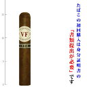 ＜商品情報＞ 品　名 ベガフィナ・1998　“54” 英　名 Cigar Vegafina 1998 54RG ドミニカ 分　類 プレミアムシガー 区　分 トロサイズ系 太　さ 54RG / 21.43mm 長　さ 6.1 inch / 155mm 味の強さ ●●●〇〇 1998年に誕生して以来、コストパフォーマンスの優れたブランドとして人気のベガフィナより「1998」シリーズが新たに仲間入りしました。価格もリーズナブルで、フィラーにはニカラグアとコロンビア産のフィラーを使用し、ラッパーは世界一の品質を誇るエクアドル産を使用しています。 ショートロブスト系の50RGはコクとバランスが取れており、ロブスト系の52RGは円やかな旨味が堪能できます。トロサイズ系の54RGは、個人的にはちょっと飽きがきそうな感じでした。農作業でもしながら、時間を分けて吸うのには良いかもしれません。通常にお酒を飲みながら楽しむなら、大越のおすすめとしては“50”と“52”です。 &lt;ベガフィナのシリーズ&gt; 1998 1998年に誕生して以来、コストパフォーマンスの優れたブランドとして人気のベガフィナの「1998」シリーズは価格もリーズナブルで、フィラーにはニカラグアとコロンビア産のフィラーを使用し、ラッパーは世界一の品質を誇るエクアドル産を使用しています。 味わいはやや濃厚でロースト香がやや強め。 オリジナル ベガフィナのドミニカシリーズ（ホワイトラベル）は、比較的に軽快に楽しめる味わいがあります。 シュガーレスのカフェオレ、カシューナッツ、ホワイトカカオのような軽快な苦みがあり、じっくりと楽しむ旨味を楽しむシガーというよりも、ブレイクタイムでコーヒーを飲みながらの1本には気軽で丁度良い感じ。 フォルタレサ 正式名称は、ベガフィナ・フォルタレサ2で、ベガフィナ・F2の愛称で親しまれています。フォルタレサとはスペイン語で「砦」を意味します。 オリジナル品がマイルドでライトな味わいに対して、フォルタレサは、強めのロースト感があるものの、マイルドで濃厚な味わいが楽しめます。 濃厚と言っても、ベガフィナ・ニカラグアほどではないので、ロブストサイズでも、ちょうど根元まで楽しめるので、フルボディ好きな愛好家でも十分に満足を得られると思います。 相性の良いお酒： ピートを利かせたハイランド産のシングルモルトを中心に、タリスカー、スキャパ、ハイランドパークなど幅広いモルトとの相性を持っています。 ニカラグア ベガフィナの中で最もパワフルで重厚な味わいをもつニカラグアシリーズ。 ラウンシュガーや苦みの強いカラメル、のほか、ナツメグやイチジクのような甘味も感じられます。 夕方から夜にかけての1本に最適で、ランチならば中華料理の後に中国茶と共に楽しめる一本です。 リミテッド イヤーズエディションや既存のシリーズなどから不定期に数量限定で輸入販売されるベガフィナの限定品です。 輸入元 ：シガークラブ 販売店 ：リカープラザ大越酒店 その他 ： ※店舗併用在庫につき品切れの場合がございます ※在庫詳細につきましてはお問合せ下さいませ。