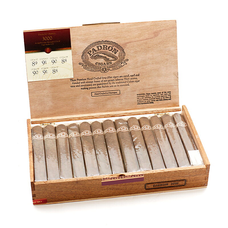 ＜商品情報＞ 品　名 パドロン　3000 英　名 Padron 3000 生産地 ニカラグア 分　類 プレミアムシガー 区　分 太　さ 52RG / 20.65mm 長　さ 5.5 inch /140mm 味の強さ &nbsp; ＜コメント＞ ＜パドロンとは＞ 最高級でバランスの取れた複雑な葉巻のみを手作りするというパドロンは、家族経営であり、完璧な葉巻を作るのに56年以上、完璧な遺産を作るのに100年以上の歴史を持ち、葉巻製造プロセスのあらゆる面で必要なケアと管理を維持することに専念し、種から煙まで、顧客が葉巻に期待するものを一貫して提供できるようにしています。 ※パドロンは、入荷状況によってナチュラルもしくはマデューロのどちらの商品をお届けできるかわかりませんので、ご了承ください。 もしも、ナチュラルもしくはマデューロのご希望がある場合は注文時にその旨をご記載ください。ただし、ご希望の商品が届くまでにかなりのお時間を頂戴する場合がございますのでご了承くださいませ。 ＜マリアージュ＞ 輸入元： 販売店：リカープラザ大越酒店 その他： ※店舗併用在庫につき品切れの場合がございます ※在庫詳細につきましてはお問合せ下さいませ。 ※画像はイメージにつきデザイン等、変更となる場合がございます。