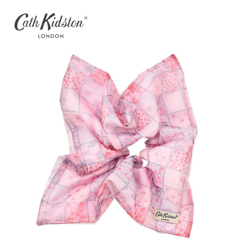 PLAZA限定！スクエア型が特徴の「Cath Kidston(キャス キッドソン)」のシュシュです。ヘアアレンジに華やかさをプラスしてくれるアイテムで、普段使いにも特別な日にもお使いいただけます。ご自身用にはもちろん、贈り物としてもおすすめです。※商品の特性上チェック柄には個体差がございます。予めご了承ください。【サイズ】約 W16×H24cm