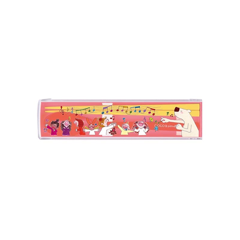 ココちゃんのおはしとスプーンのセットです。スライド式のケースは、はし先がケースに触れない衛生的な構造。しっかり固定できる中皿がついているので、移動中にカチャカチャ音が鳴りにくいのもポイント。食洗機対応でお手入れも簡単です。【サイズ】約 W191×H18×D48mm・食洗機可&copy;Ryo