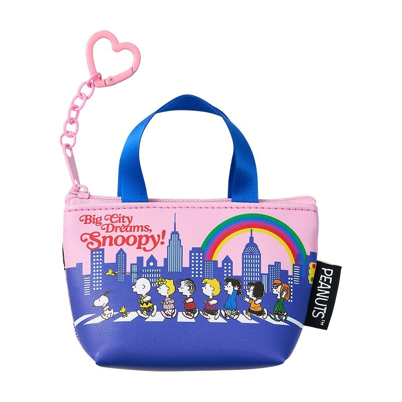 PLAZA限定！PEANUTSの仲間たちがデザインされた、バッグ型チャームが登場！中にはキャラクターがプリントされたラムネ入り。チャームには鍵やリップクリームなどを入れることができます。表と裏で異なるデザインなのもポイント。 ※店舗では9月25日(金)より発売を予定しております。一定期間、店舗での「お取り置き・お取り寄せ」は承っておりません。あらかじめご了承ください。 【サイズ】(バッグチャーム)約 W12×H8×D3cm 【内容量】16g(8個) 【素材/成分】※画像参照 【原産国】お菓子:日本、バッグチャーム:中国 ●本品製造工場では小麦・卵・乳成分・落花生・えび・かに・くるみを含む製品を製造しています。&copy; 2026 Peanuts Worldwide LLC
