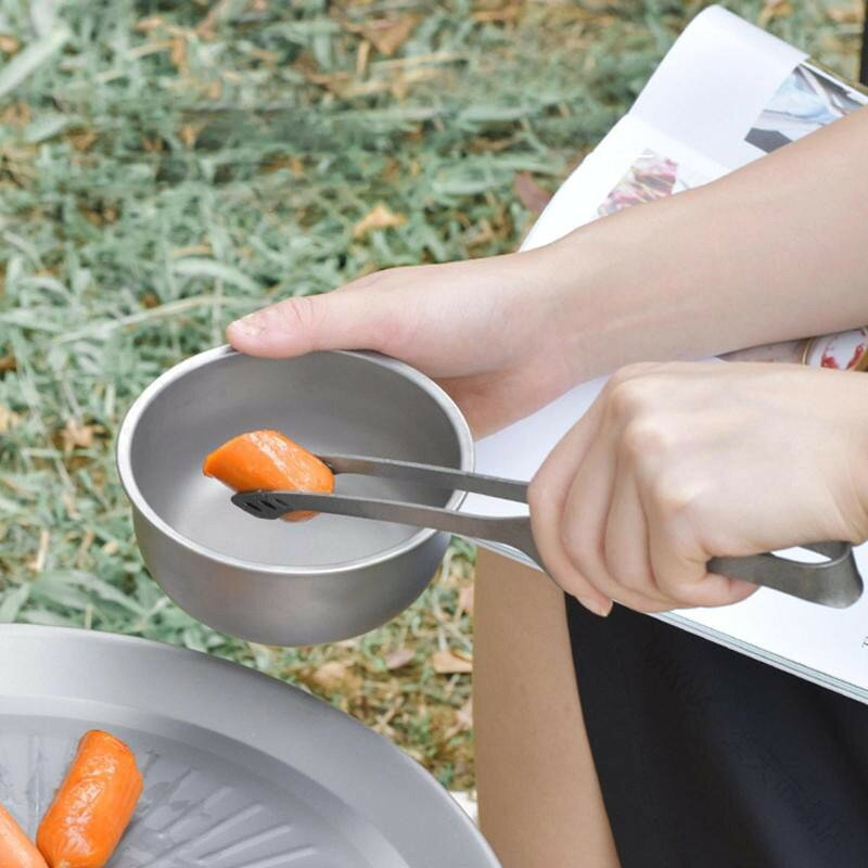 説明: 【サイズ】: 長さ23.5cm/9.25インチ。長いトングは使用時に燃え盛る火に近づきすぎる必要がなく、調理ゾーンを完全にコントロールできます。【プレミアムで信頼性】: キッチントングはチタン素材で作られており、丈夫で軽量で扱いやすく、滑り止めの表面設計により食品を最適にコントロールできます。【中空デザイン】: 中空のクランプ面は滑り止めになるだけでなく、オイルを排出し、摩擦を効果的に高めます。【幅広い用途】: 屋内でも屋外でも使える基本的なキッチン用品。毎日のキッチン作業、キャンプ、ピクニック、ハイキング、バックパッキング、トウモロコシのグリル、ハンバーガーや魚のひっくり返し、ロースト肉の切り分け、バーベキューターナーやサラダサーバーなどとしての使用に最適です。【パッケージ内容】: チタン製調理トング1本。 仕様: 材質: チタン 色: シルバー パッケージに含まれるもの: チタン製キッチントング1個ご購入前のご案内● サイズについて：スタッフ間で測り方を統一していますが、実寸に1〜3cmの誤差がある場合がありますのでご了承ください。● 商品の色は、撮影時の光やモニターによって異なる場合がありますのでご注意ください。● 生地特性により匂いが感じられることがありますが、数日で気にならなくなります。● 他店舗と在庫を共有しているため、受注後に欠品となる場合があります。▼出荷前には全て検品を行っておりますが、万が一商品に不具合があった場合は、お問い合わせフォームよりご連絡くださいますようお願い申し上げます。営業日に対応いたしますのでご安心ください。【原産国／製造国: 中国】 .チタン グリルトング ファイヤートング ピンセット キッチントング ベーキング ハイキング バックパッキング用 は、焚き火 バーベキュー キャンプ用品 焼肉 炭火 BBQ キッチン用品 調理器具 アウトドア用品 バーベキューツール 焼き網 焼肉トング キャンプギア 耐熱 軽量 コンパクト 便利 など多数のロングテールキーワードに対応。アウトドアや家庭での焼肉やベーキング、炭火調理など様々なシーンで使える優れたトングです。おすすめのキャンプギアとして人気で、セールやランキングでも上位に位置しています。ハイキングやバックパッキング時の携帯にも便利です。。 指定された配送時間は承っておりません。