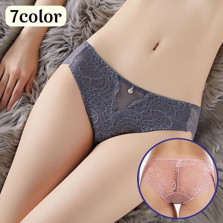 通気性ばっちりフラワー柄レース＆ラインストーンのチャーム付き♪フルバック＆ヒップハングのレディース用ショーツです。 【サイズについて】画像をご参照ください。 【カラーについて】生産ロットにより柄の出方や色の濃淡が異なる場合がございます。お使いのモニターや撮影時の光の加減などにより画像と実際の商品のカラーが異なる場合もございます。予告なしにカラーやデザインなどの変更がある場合もございます。 【素材について】ナイロン、ポリウレタン、綿混（クロッチ）、他 【補足説明】※商品の性質上、手洗いでのお洗濯をお勧めしております。※色落ちする場合がございます。手洗い後、ご着用くださいますようお願い致します。
