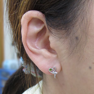 ヘビ ピアス ハート K18 ペリドット ピアス
