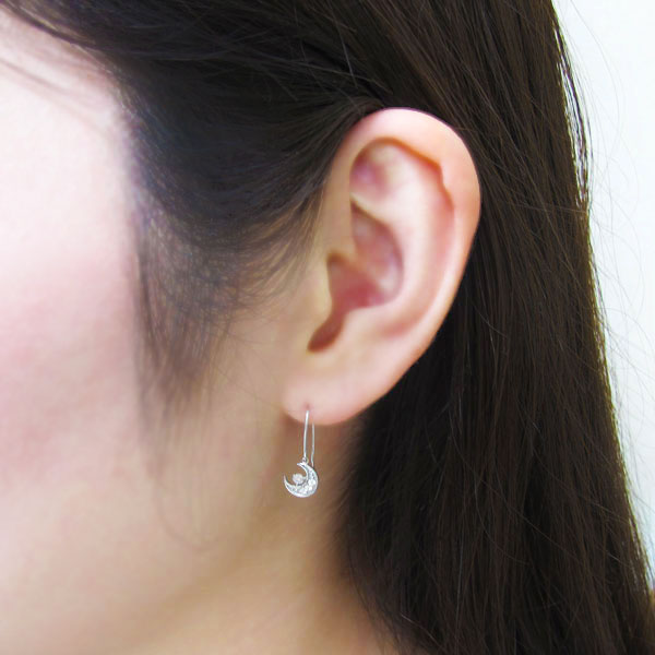 プラチナ 三日月ピアス ロイヤルブルームーンストーンピアス 揺れるフックピアス