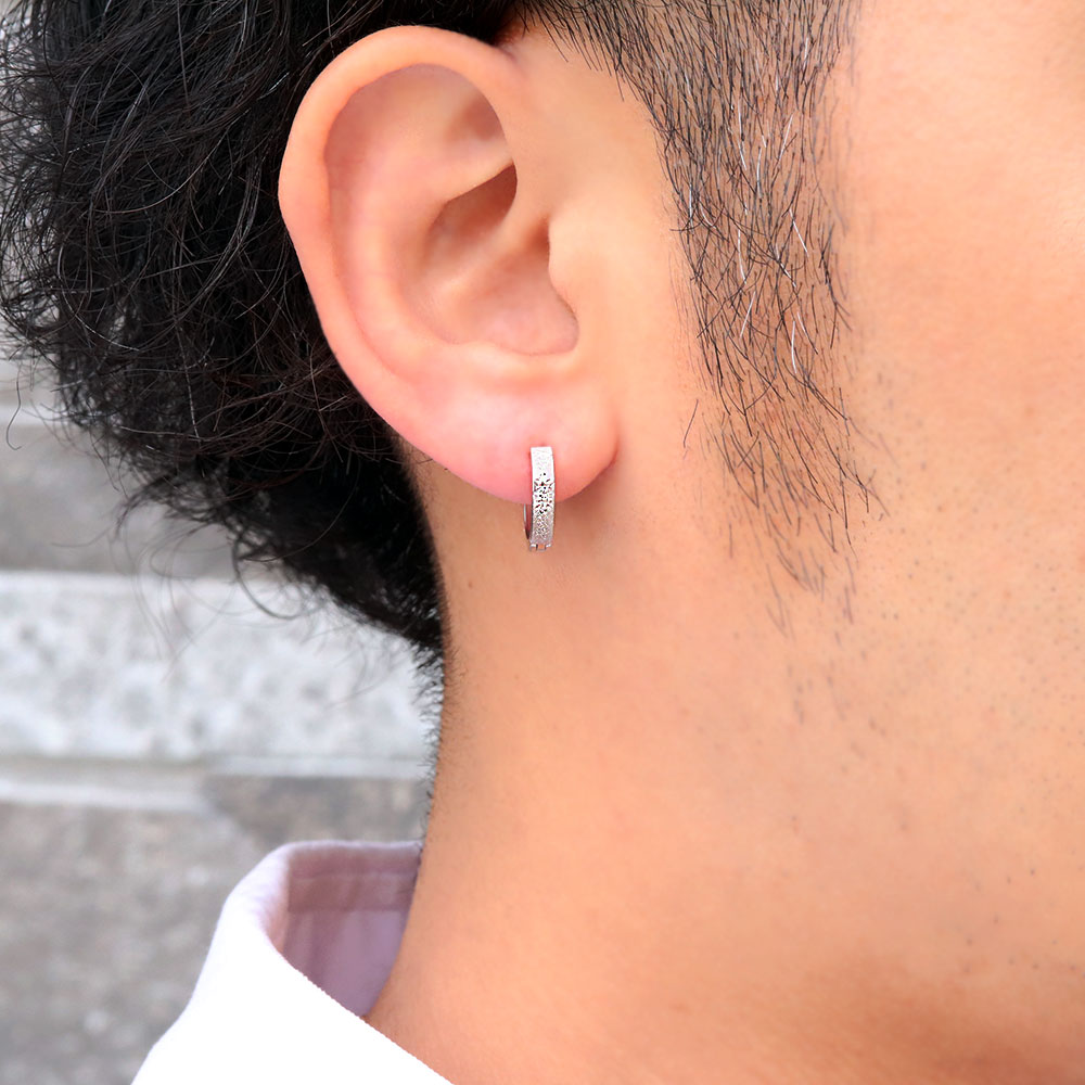 愛用 送料無料 ピアス フープ メンズ フープピアス 彫り プラチナ 片耳用 中折れ式 リングピアス ダイヤモンド 男性 大人 かっこいい おしゃれ 洋彫り 片耳 誕生石 4月 Summitinternationalschool Com