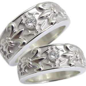 4月誕生石ダイヤモンドを一粒使用した、 クロス＆百合の紋章デザインのシルバー製ペアリングです。 ペアリング・結婚指輪(マリッジリング)として人気の指輪です。 ※2本セット価格です。 本体素材：[2本同様]シルバー925(SV925) (品質を保証するSV925の刻印があります。) 石名：[2本同様]ダイヤモンド(0.10ct/天然石使用) サイズ：[2本同様]最大幅 約 7.8mm/最小幅 約 4.7mm [2本同様]最大厚み 約 4.6mm/最小厚み 約 1.5mm 号数：[メンズ13〜22号][レディース6〜16号] 品番：mpr-0252-a-4-pair-sv【20160128】 商品お届け: PLEJOUR（プレジュール）ではお客様からの ご注文を頂いてから一つ一つ商品を作製する為、 商品発送は商品発送は土日祝日を除く、8〜10営業日(一部商品を除く)頂いております。予めご了承くださいませ。 記念日や誕生日プレゼント自分へのご褒美、クリスマスプレゼント、 結婚記念日、ホワイトデー、などの贈り物にお勧めです。 希少石を使用したアクセサリーや、ジュエリーオーダーメイドもお受けしております。 ※お気軽に電話・メールでお問い合わせ下さい。 どんな些細なことでも、専門スタッフが丁寧にお答え致します。 TEL:0552368200 メール:plejour@almond.ocn.ne.jp ギフト対応・刻印についてはこちらから工房だからできるこのオリジナルデザイン！！！ 御注文を頂いてからひとつひとつ手造り加工致しております。 4月誕生石ダイヤモンドを一粒使用した、 クロス＆百合の紋章デザインのシルバー製ペアリングです。 ペアリング・結婚指輪(マリッジリング)として人気の指輪です。 【 仕様 】 ■本体素材 [2本同様]シルバー925(SV925) (品質を保証するSV925 or SILVERの刻印があります。) ■石名 [2本同様]天然ダイヤモンド(0.10ct/天然石使用) ■サイズ [2本同様]最大幅 約 7.8mm/最小幅 約 4.7mm [2本同様]最大厚み 約 4.6mm/最小厚み 約 1.5mm ■号数 [メンズ13〜22号][レディース6〜16号] ■品番 mpr-0252-a-4-pair-sv ご不明な点がございましたら　こちらから &gt;&gt;Q＆A 百合の紋章 存在感のある一粒石 なめらかな指通り 男性モデルイメージ 女性モデルイメージ 単品 販売ページはこちらから 漆黒ブラックペアリング 販売ページはこちらから 色違いペアリング 販売ページはこちらから 商品お届け: PLEJOUR（プレジュール）ではお客様からのご注文を頂いてから一つ一つ商品を作製する為、商品発送は商品発送は土日祝日を除く、8〜10営業日(一部商品を除く)頂いております。予めご了承くださいませ。 ※お気軽に電話・メールでお問い合わせ下さい。どんな些細なことでも、専門スタッフが丁寧にお答え致します。TEL:0552368200 メール:plejour@almond.ocn.ne.jp