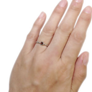 プラチナ シンプル エンゲージリング ガーネット 王冠 婚約指輪