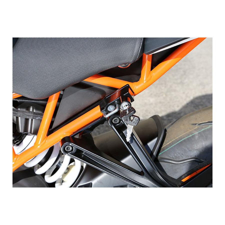 メーカー名：ベビーフェイスメーカー品番：009-LCKT4BKRC125-390用のヘルメットロックです。 ベースプレートはアルミ合金からの削り出しで、タンデムブラケットと共締めで取り付けます。 ベースおよびキーシリンダーのカラーはブラックです。適合情報：ケーティーエム[KTM] RC125 15-ケーティーエム[KTM] RC390 15-色[カラー]：ブラック材質[素材]：アルミ合金削り出し◆RC125-390用のヘルメットロックです ◆ベースプレートはアルミ合金からの削り出しで、タンデムブラケットと共締めで取り付けます ◆ベースおよびキーシリンダーのカラーはブラックです