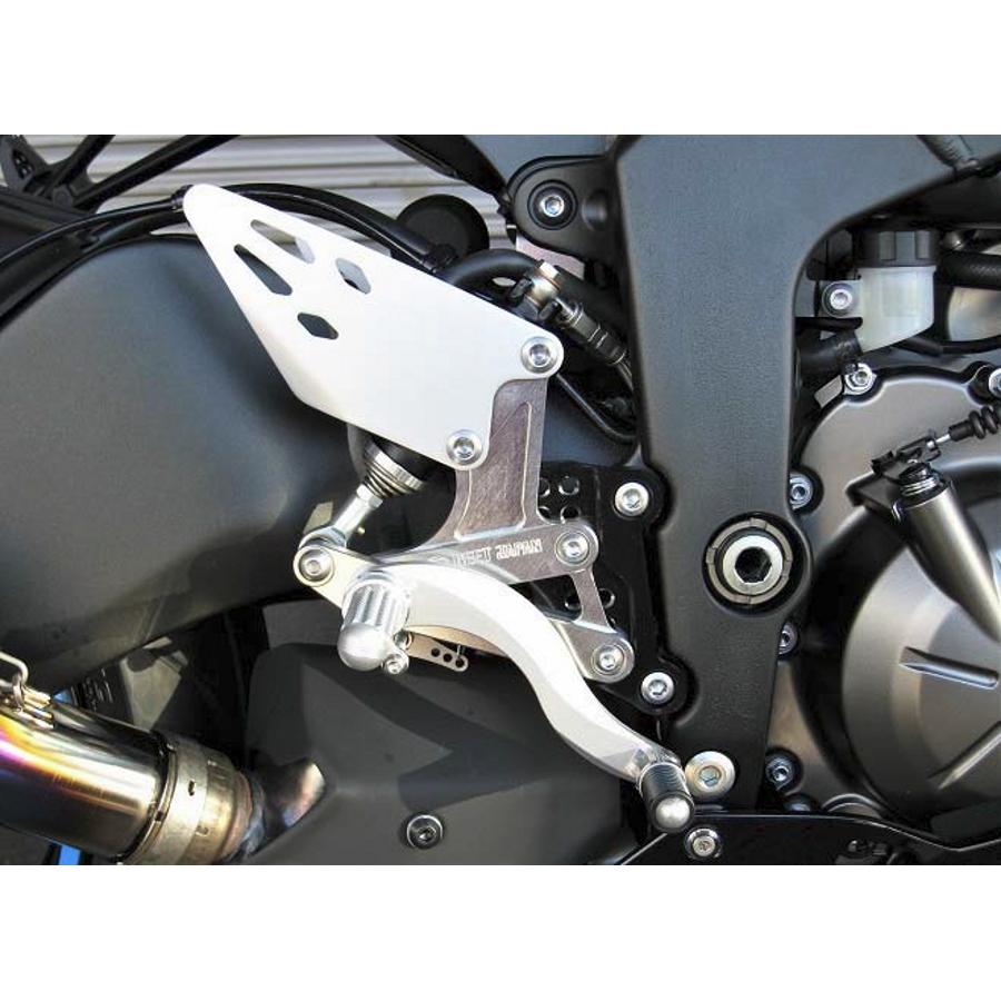 メーカー名：ビートメーカー品番：0111-KE8-203ポジションを基本に、サーキット走行時のマスタータンク位置変更などで最大8箇所のポジション選択が可能。 BACK/UP 1:0/20mm 2:12/20mm 3:24/20mm 4:0/36mm 5:12/36mm 6:24/36mm 7:0/48 8:12/48mm販売備考：3ポジションを基本に、最大8箇所のポジション選択が可能。 固定式のみの設定です。※逆チェンジシフトは不可。シフターにも対応。適合情報：カワサキ[KAWASAKI] ZX-6R ABS [ZX636G] 192019/05/16モトログデータより転載（情報はメーカーにて更新されている場合があります）適応車両 ：Ninja ZX-6R 19-商品説明・取扱注意事項 ：◎ポジション(最大3から8箇所のポジション選択が可能)・Back 0mm・Up 20mm・Back 12mm・Up 20mm・Back 24mm・Up 20mm・Back 0mm・Up 36mm・Back 12mm・Up 36mm・Back 24mm・Up 36mm・Back 0mm・Up 48mm・Back 12mm・Up 48mm●シフター対応※逆チェンジシフト不可。※固定式のみの設定。 ※タンデムはノーマル。※(株)プロト社製 SWAGE-LINE(BEET専用品)付属※受注生産により、カラーオーダーも製作可能。商品概要等 ：ペダル及びステップバーに、高強度の鍛造パーツを採用し、万が一の転倒等のアクシデントにも、ダメージを最小限に抑える様、チェンジ及びブレーキペダルのつま先部に、可倒式を採用。3ポジションを基本にレース使用時のマスタータンク位置変更などで最大8箇所のポジション選択が可能。製品は、80％以上が組みあがった状態の為、短時間で取り付け可能です。