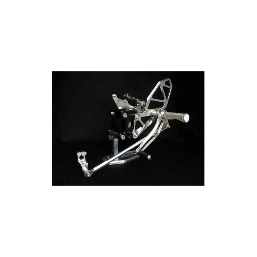 メーカー名：ウッドストックメーカー品番：WBS-H02-00ポジション：4P 30mmBack/20mmUp 30mmBack/30mmUp 40mmBack/20mmUp 40mmBack/30mmUp　逆チェンジ：可　ブレーキスイッチ：純正を御使用頂けます。※アップタイプマフラーには装着不可販売備考：キャンセル不可商品です。適合情報：ホンダ[HONDA] CBR954RR [ファイヤーブレイド] ポジション：4移動量[UP/BACK]：20・30／30・40シフトパターン[正逆チェンジ]：逆チェンジ：可ノーマルスイッチの使用：可色[カラー]：ベースプレート:ブラック その他:シャンパンゴールド材質[素材]：アルミニウム（A2017S）加工[有/無]：無備考：アップタイプマフラーには装着不可2020/02/14メーカーサイトより転載　（情報はメーカーにて更新されている場合があります）※アップタイプマフラーには装着不可ポジション：4P30mmBack/20mmUp30mmBack/30mmUp40mmBack/20mmUp40mmBack/30mmUp逆チェンジ：可マシンを思いのままに、自由に操る。その為に、最も重要なポイントは「ポジション」にあるとウッドストックは考えます。当製品を含めすべて、実際にまたがり何度もポジションを確認して商品化されております。全日本選手権など数々のロードレースの実践を通じて磨かれた操作性の高さをぜひご体感ください。