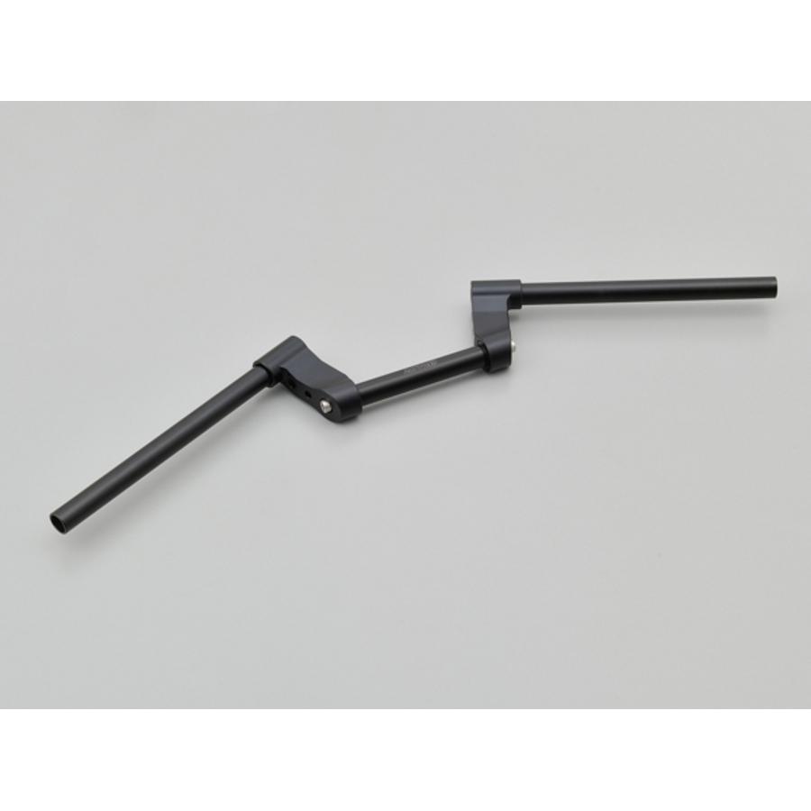 メーカー名：デイトナメーカー品番：1779523094◆セパハン風アルミビレットハンドル、Φ22.2ハンドル用追加◆ネオクラシックモデルのカフェカスタムに最適なアルミビレットローハンドル◆センターストレート部が一般的ロードモデルと同径のΦ22.2仕様を追加しました◆アルミ無垢材からの総削り出しブラックアルマイト仕上げ◆カラー：ブラック◆サイズ：φ22.2◆タイプ：汎用◆ハンドル部：Φ22.2◆センターストレート部：Φ22.2(有効ストレート135mm)　◆ハンドル内径：Φ17.5◆ハイサイダーバーエンドミラーを取り付ける場合は汎用タイプのバーエンドミラーアダプターが必要です※注意事項※・Φ22.2ハンドル用です・汎用品のため取り付けには、スイッチボックスの穴開け加工が必要となります・ハンドル(スイッチボックス類)がタンク等に接触しない位置へお取り付けください・ハンドル寸法が変わるため、記載変更が必要となる場合があります