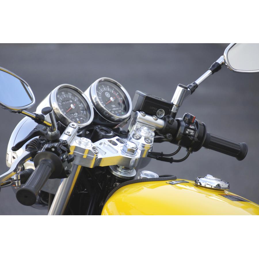 メーカー名：オーヴァーレーシングメーカー品番：55-401-12適合情報：ヤマハ[YAMAHA] SR400 FI色[カラー]：シルバーアルマイト仕上げ仕様：高さ調整：+10mm（スペーサー使用時）・ハンドルバー垂れ角調整：10度・ハンドルバー絞り角調整：片側10度（エンド幅654-690mm)タイプ：スポーツライディング ハンドルキット備考：※トップブリッジ・ハンドルバー・クランプ・スペーサーのキットです　※STDケーブル・ホース・スイッチハウジング・バーエンド対応　※ハンドルロック使用可能　※純正フロントフォークΦ35対応トップブリッジ、ハンドルバー、クランプ、スペーサーのキットです。 ・純正フロントフォークφ35対応。 ・高さ調整：+10mm(スペーサー使用時) ・ハンドルバー絞り角調整：片側10度(エンド幅654〜690mm) ・ハンドルバー垂れ角：10度 ・シルバーアルマイト仕上げ ・STDケーブル、ホース、スイッチハウジング、バーエンド対応 ・ハンドルロック使用可能 車種： SR400(FI)