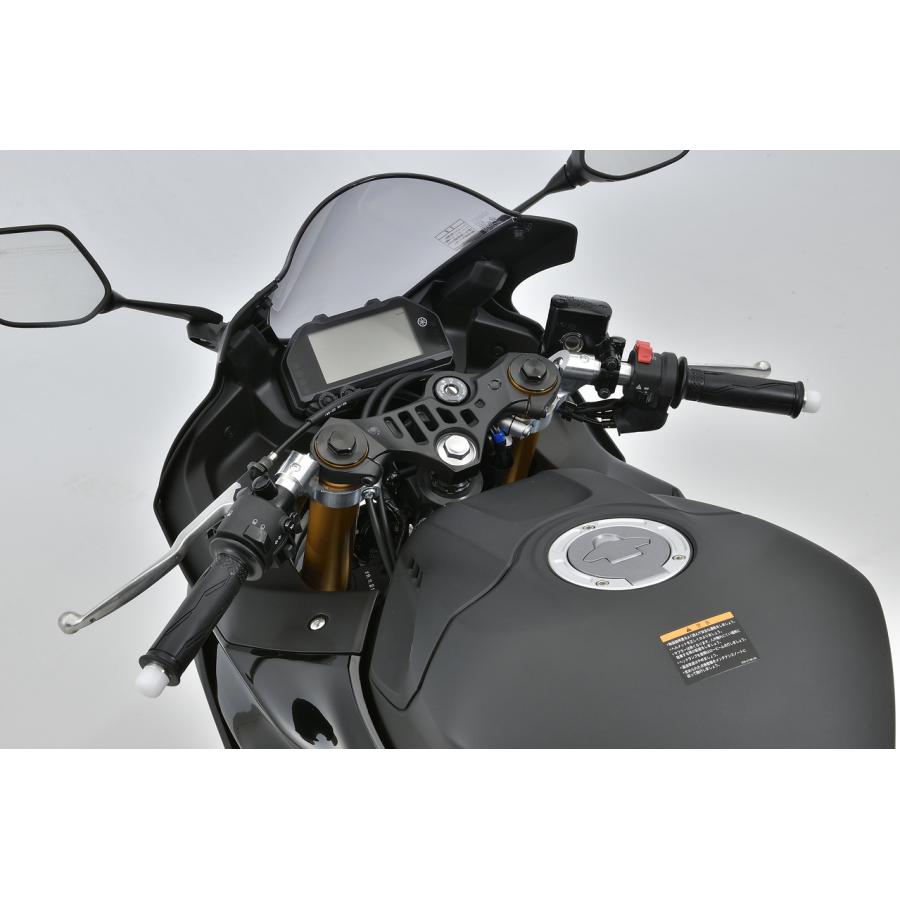 メーカー名：オーヴァーレーシングメーカー品番：55-351-11適合情報：ヤマハ[YAMAHA] YZF-R25 19-ヤマハ[YAMAHA] YZF-R3 19-ホンダ[HONDA] Monkey125 [モンキー125] 色[カラー]：シルバーアルマイト仕上げサイズ：ハンドルバー：Φ22.2×260mmキット内容：ハンドルバー・ハンドルクランプ・アップスペーサー付属品：※高さ調整用スペーサー(10mm×1セット）　※バーエンドキャップ（樹脂/白）　※取付けボルト備考：※高さ調整：2ポジション（STD-5mm/-10mm)（-10mmの時、バンジョーアダプターがメーターボックスに干渉します。バンジョーアダプターが当たらないように取付向きを変更してください。※ハンドル絞り：片側5度　※ハンドル幅調整：698mmから720mm（バーエンド間）　※STDケーブル・ホース対応　※STDスイッチハウジング対応（穴加工済み）ハンドルバー、ハンドルクランプ、アップスペーサーのキットです。 ・シルバーアルマイト仕上げ ・高さ調整:2ポジション(STD-5mm/-10mm)※1 ・ハンドル絞り:片側5度 ・ハンドル幅調整:698mmから720mm(バーエンド間) ・ハンドルバーサイズ:φ22.2x260mm ・STDケーブル、ホース対応 ・STDスイッチハウジング対応（穴加工済み) ・高さ調整用スペーサー付属(10mmX1セット) ・バーエンドキャップ(樹脂/白)付属 ・取付けボルト類付属 ※1　-10mmの時、バンジョーアダプターがメータボックスに干渉します。 バンジョーアダプターが当たらないように取付向きを変更してください。 車種： YZF-R25(19-) , YZF-R3(19-) 新型YZF-R25/R3専用スポーツライディングハンドルが登場。 前年式と比べスポーティなポジションになったR25/R3に合わせ、ライダーがレーシーに一番かっこよく乗れるベストポジションを模索し開発。 二段階で高さを調節でき、純正のものよりも低いレーシーなポジションでライディング出来ます。また絞りも調節でき好みに合わせることが出来ます。 フォーククランプ部の材質にもこだわり開発。 剛性を計算し高めることでよりハンドリングをダイレクトにし、街乗りからワインディング、サーキットまで様々なシュチュエーションで楽しむことが出来ます。 ハンドルバーをテーパークランプ式で固定しており、タンクやカウルへの干渉も無く小スペースへ納める事でスッキリとしたレイアウトに。