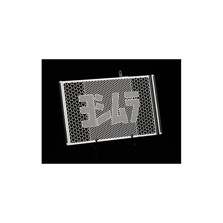 メーカー名：ヨシムラメーカー品番：454-47A-0000ラジエターコアプロテクター NC750S/X(14-15)NC700S/X(全年式)適合情報：ホンダ[HONDA] NC700X 12-13ホンダ[HONDA] NC700S 12-13ホンダ[HONDA] NC750X 14-15ホンダ[HONDA] NC750S 14-15材質[素材]：ステンレス（SUS304）キット内容：ラジエターコアプロテクター備考：板厚 t＝0.8mm適応車両 ： NC700X(全年式)・NC700S(全年式)・NC750X(14-15)・NC750S(14-15) 商品説明・取扱注意事項 ： ●板厚 t=0.8mm 商品概要等 ： 三位一体で進化したヨシムラオリジナル、ラジエターコアプロテクター。■機能フロントタイヤから巻き上げた小石によるラジエターへのダメージや空中ダストがもたらすラジエターフィンの詰まりを最小限に抑えます。巻き上げが集中しやすい中央部は細かいメッシュパターンにすることで確実にガード。両サイドは通風性を優先し粗めのパターンに仕上げています。冷却効率と保護性能の両立を考慮した開口率になっています。■デザインエッチング加工による高精度のhexagonal(ヘキサゴナル＝亀甲)メッシュパターンを採用。ヨシムラ独自の「Yライン」を描く美しい網目の中央にはシンプルで主張しすぎないデザインの「ヨシムラ」ロゴを配置。ドレスアップ要素と実用性を備えています。■ヨシムラ独自のhexagonalメッシュパターンヨシムラ独自のメッシュパターンにより、一般的な6角形メッシュパターンに比べ開口面積が両サイド部で約11％、中央部では約26％upしています。冷却効果を確保しながらも優れたプロテクション効果を発揮します。■品質経年変化や錆に強いステンレス(SUS304)を採用。板厚t＝0.8mmに設定し軽量ながら耐久性を確保しています。また、本製品には高性能・高品質の証としてシリアル番号(QRコード)をレーザーマーキングしています。■シリアル番号お客様に安心してご購入いただくために、本製品には高性能・高品質の証としてシリアル番号(QRコード)をレーザーマーキングしています。このシリアル番号はこの世に二つとして同じものは存在しません。■専用ケース入り