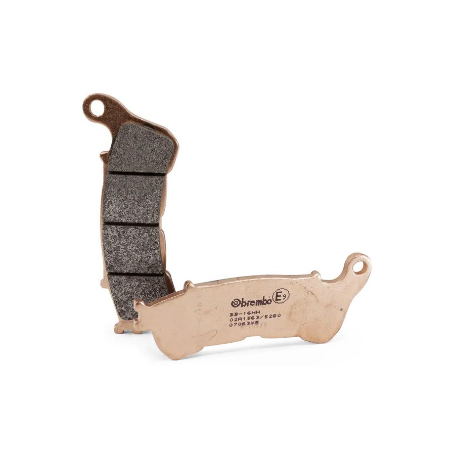 メーカー名：ブレンボ セリエオロメーカー品番：07063XSスクーター用のブレーキパッド「XS（シンタード）」。ビッグスクーターなど大きな車体をあらゆる状況で最適な制動力を発揮し、安定した走行性能を保証します。販売備考：セリエオーロ 受注発注商品です。キャンセル不可となります。仕様：スクーター製法：シンタード型番：07063