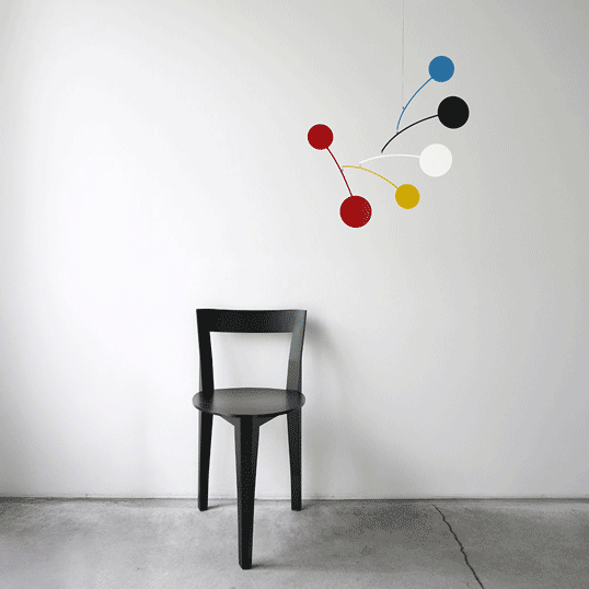 アートとカルチャーの街である、アメリカ・ポートランドを拠点とする Ekko Workshop による吊り下げ式モビール。 モビールがゆったりと揺れ動く様子は、慌ただしい日常を忘れさせてくれるような、穏やかでやわらかい時間を与えてくれます。た...