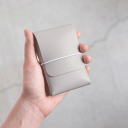 MOHEIM SOF (card case / beige)名刺やクレジットカードなどを入れるのに最適革を折りたたんで、中に収納するものを“包む”という発想から...