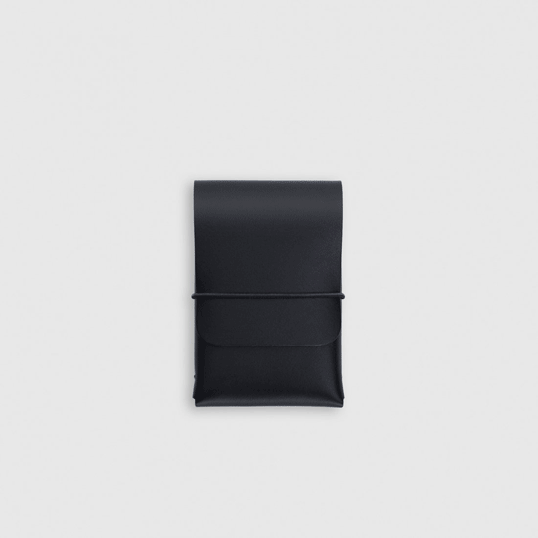 MOHEIM SOF (card case / black)名刺やクレジットカードなどを入れるのに最適革を折りたたんで、中に収納するものを“包む”という発想から生まれたレザーケースギフト プレゼントステーショナリー