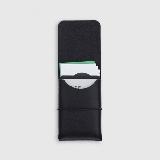 MOHEIM SOF (card case / black)名刺やクレジットカードなどを入れるのに最適革を折りたたんで、中に収納するものを“包む”という発想から生まれたレザーケースギフト プレゼントステーショナリー