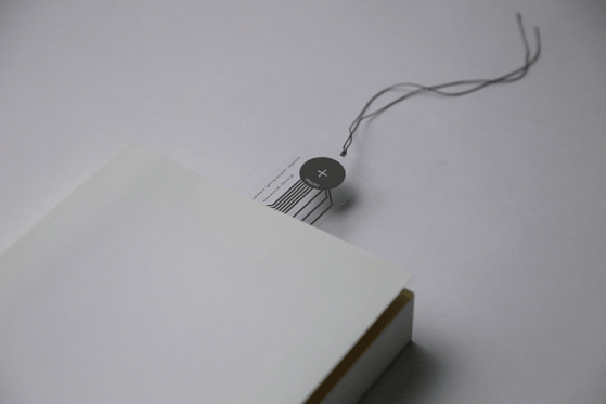 共栄デザイン bookmark light電気を送るインクを使って特殊なフィルムに印刷されたブックマークですブックマークとして使用でき、リチウムコイン電池を使用する照明としても使用できますギフト プレゼントステーショナリー