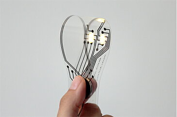 共栄デザイン bookmark light電気を送るインクを使って特殊なフィルムに印刷されたブックマークですブックマークとして使用でき、リチウムコイン電池を使用する照明としても使用できますギフト プレゼントステーショナリー