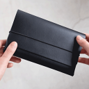 MOHEIM SOF (utility case / black)革を折りたたんで、中に収納するものを“包む”という発想から生まれたレザーケースパスポートやおく...