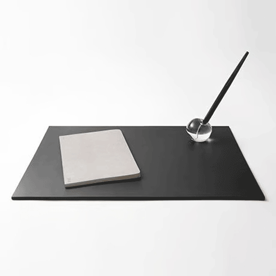 LEATHER DESK MAT - S(ブラック)高級なレザー 特殊な接着行程 完全にフラットで無駄のないレザーマット インテリア 書斎 デスク ステーショナ...