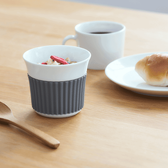 手にゆっくりと温度が伝わる +d Tag Cupタグカップ（ダークグレー）「服を着る」ようにシリコーンスリ..