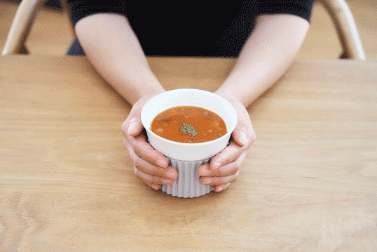 手にゆっくりと温度が伝わる +d Tag Cupタグカップ（ライトグレー）「服を着る」ようにシリコーンスリーブを着せたタグカップ 電子レンジ オーブン調理にも対応 キッチン用品 マルチカップ スタッキング可 ギフト プレゼント インテリア雑貨 マグカップ