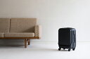 ±0スーツケース 34L B010 ブラックPCの入るポケット付き2〜4泊の出張に持って行きたい34LTSAロック対応高品質で美しいボディ特許構造タイヤで滑らか...