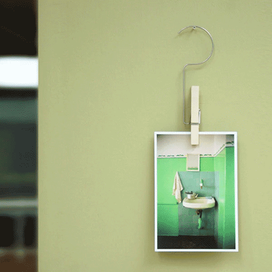 Hanger Peg (ハンガー・ペグ) / 木製ハンガーペグ ハンガーとペグ(木製洗濯ばさみ)が融合した便利な2in1プロダクト 一本の針金によって生み出される機能性 メモ 絵葉書 ネクタイ 帽子 ドライフラワー ポストカード 見せる収納 ディスプレイ 小さな名作 インテリア雑貨